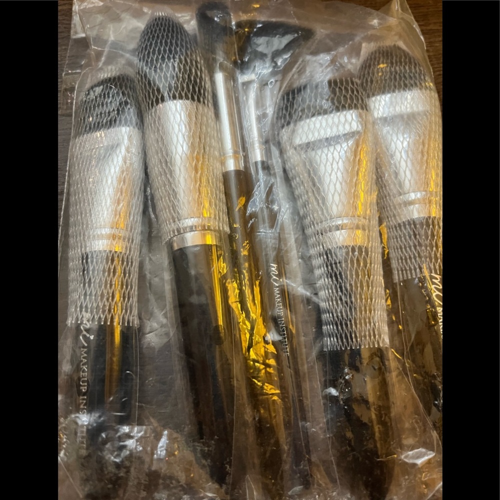 The Makeup Institute-Los Angeles Pro Face Brush Set. Brand New Never used.